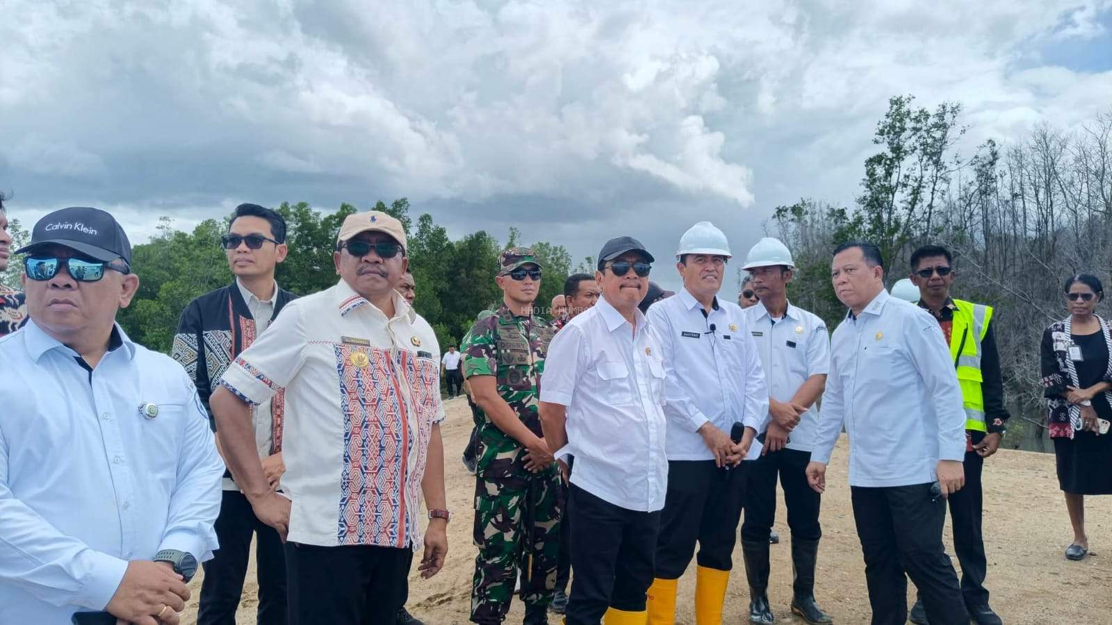 Kunjungan Kerja Ke Sumba Timur, Menteri KKP RI Wahyu Trenggono Memantau Pembangunan KNMP di Kelurahan Kamalaputi