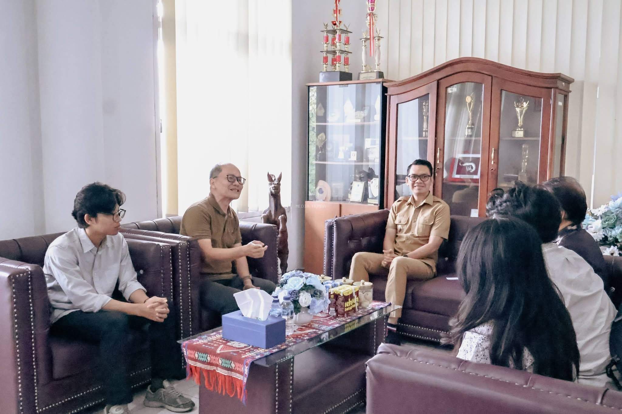 Wakil Bupati Audiensi Bersama Tim Peneliti ITB Terkait Pengembangan Tenun Ikat Warna Alam di Kabupaten Sumba Timur*