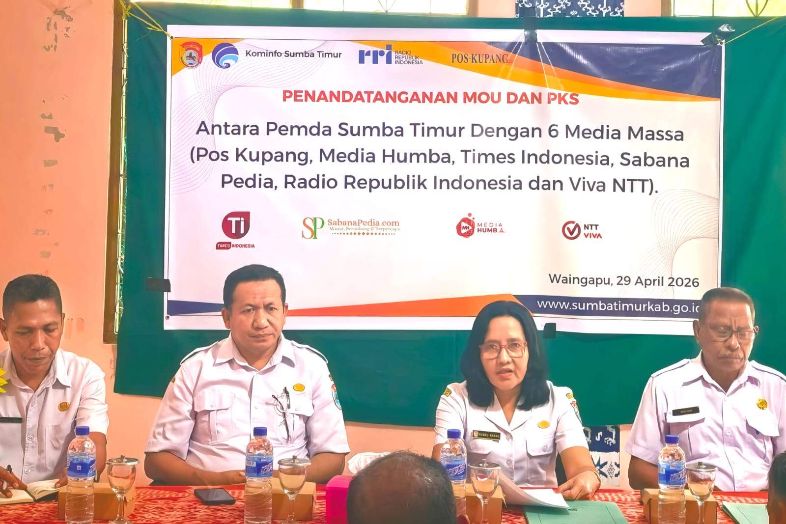 Pemda Sumba Timur Menjalin Kerja Sama Dengan Enam Media Massa Sebagai Wujud Desiminasi Informasi Kepada Masyarakat