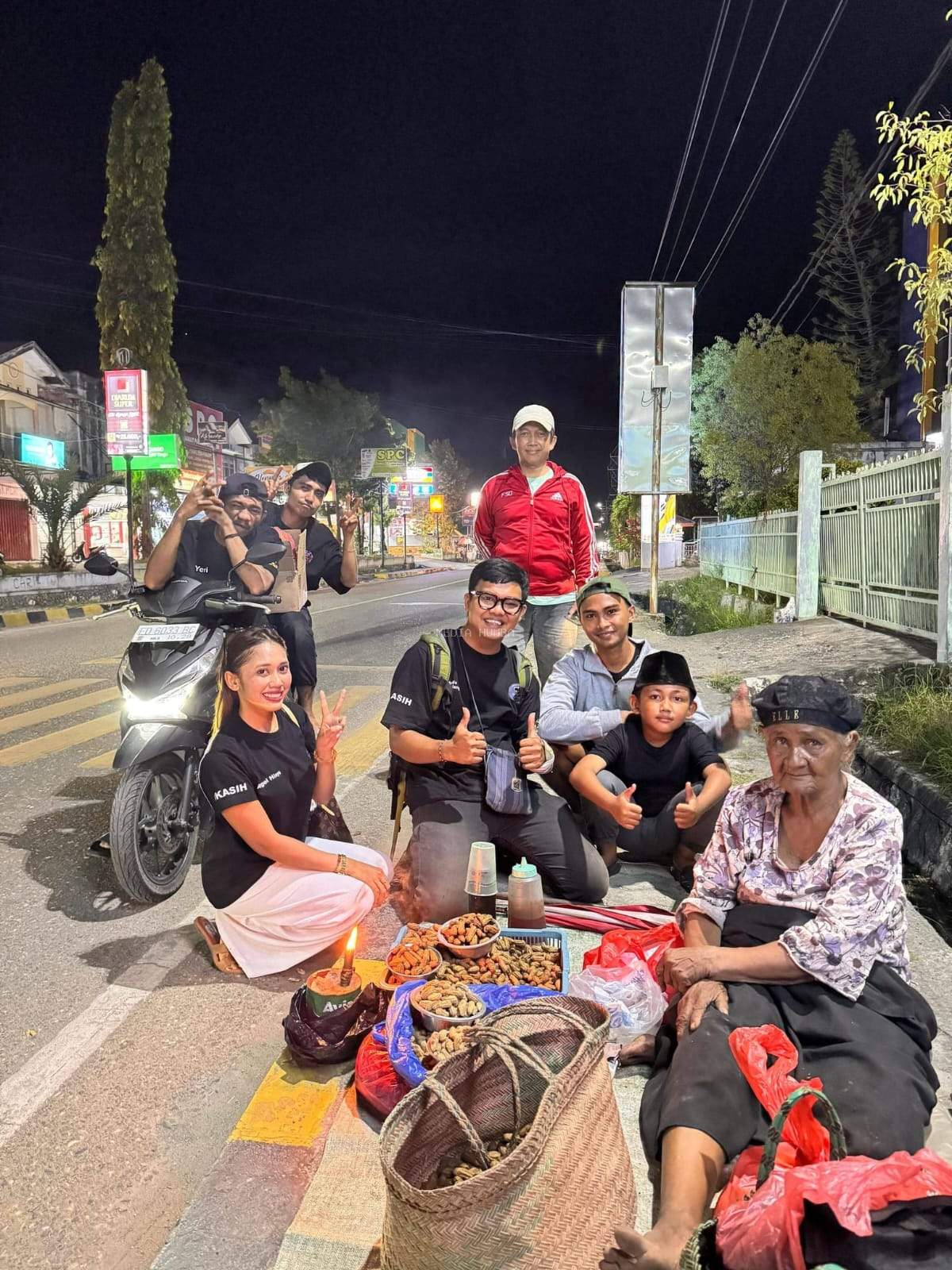 Lanjutan Program #Kasih, Komunitas Anak Muda di Waingapu Bantu Pedagang Kacang Rebus Lansia Lewat Kegiatan #5Kasih