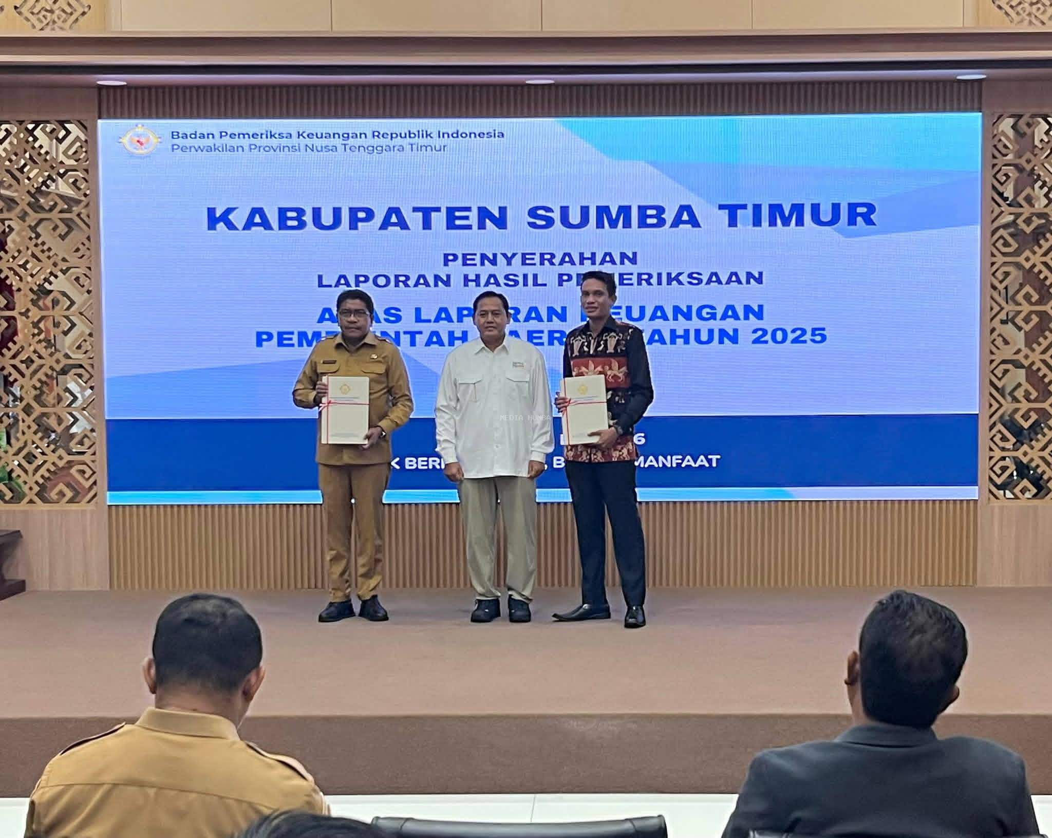BPK NTT Serahkan Laporan Hasil Pemeriksaan Atas LKPD 2025, Sumba Timur Raih Predikat WTP