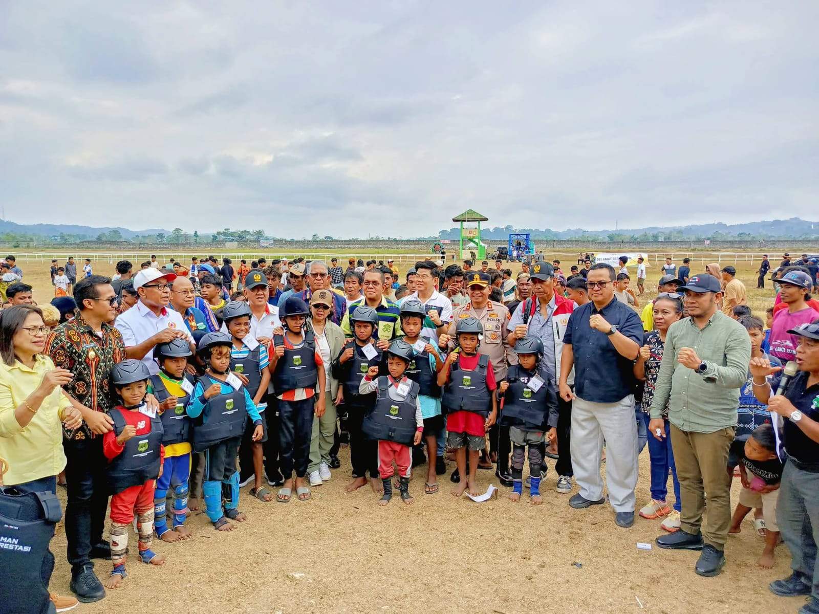 Semifinal Turnamen Pacuan Kuda Bupati Sumba Barat Cup Semakin Meriah Dengan Kehadiran Ketum KONI Pusat, Gubernur NTT dan Anggota DPR RI Umbu Rudi Kabunang