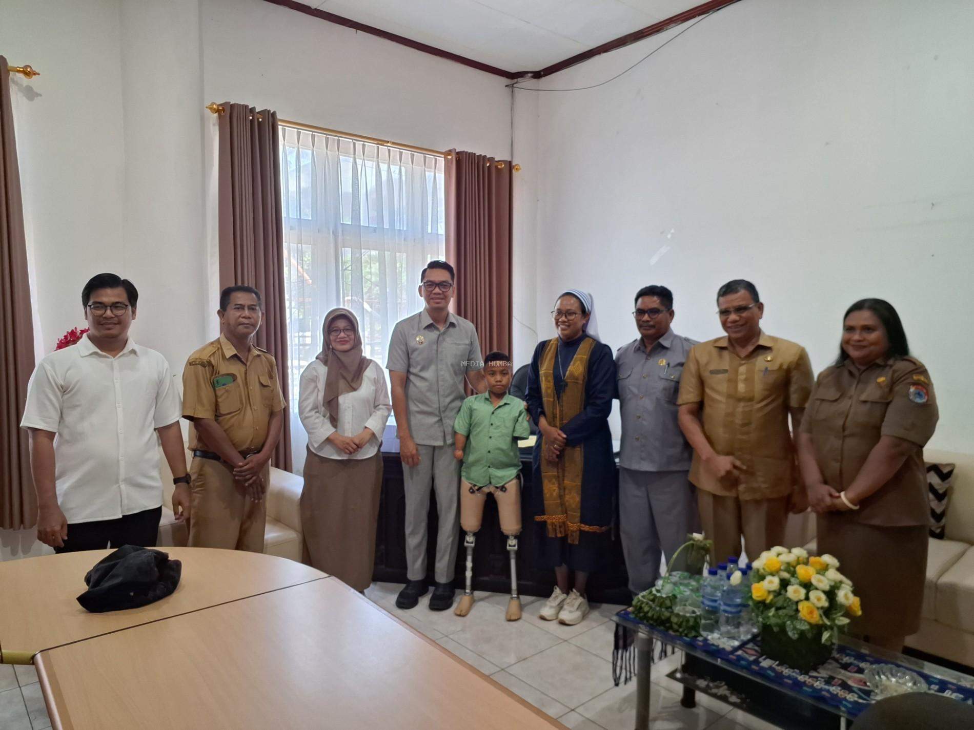 Wakil Bupati Sumba Timur Serahkan Bantuan Kaki Palsu bagi Anak Penyandang Disabilitas