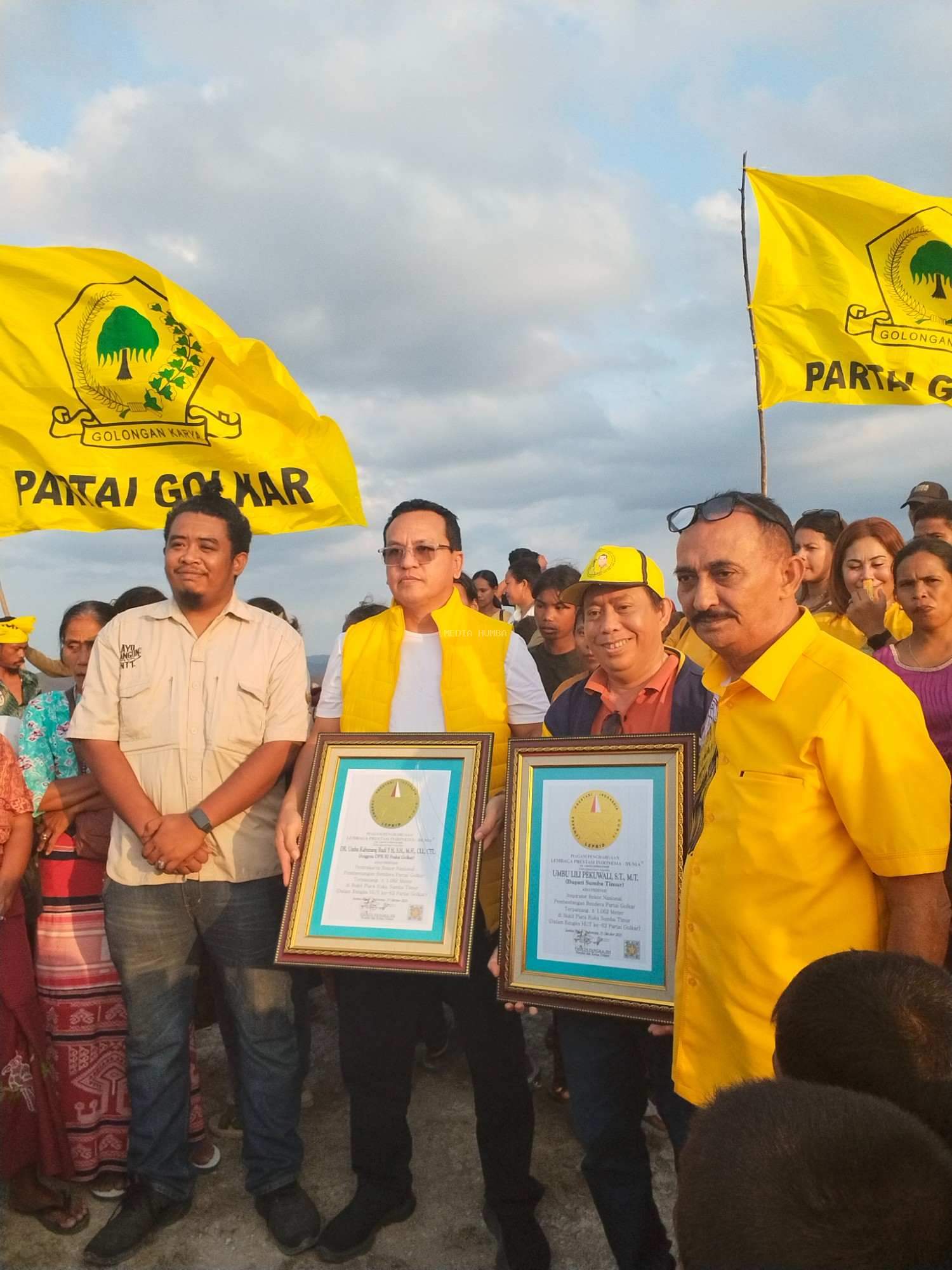 Raih Rekor Nasional, Golkar Sumba Timur Bentangkan Bendera Sepanjang 1.062 Meter di Bukit Piara Kuku