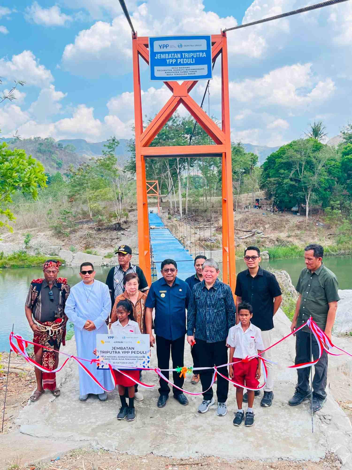 Bupati Dan Wakil Bupati Sumba Timur Hadiri Peresmian Jembatan Triputra YPP Peduli Di Desa Maidang